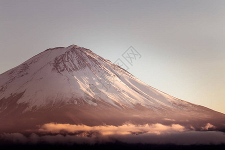 日本晚冬时节用云和日落光关闭富士山嘴火山口图片