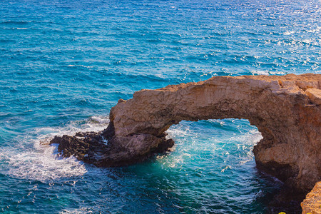 地中海塞浦路斯岛阿依纳帕卡沃格雷科和普罗塔拉斯附近美丽的天然岩石拱门背景