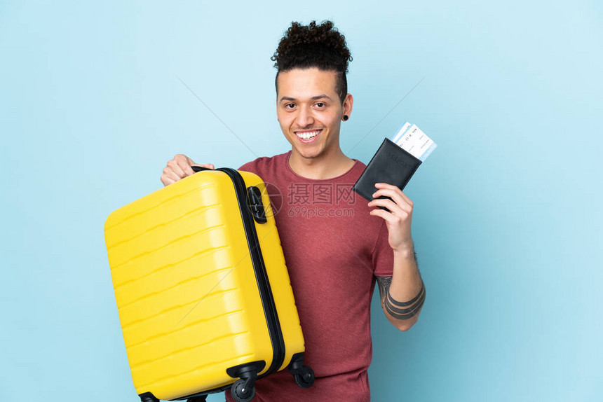 在带手提箱和护照的假期中白种男子超过孤图片