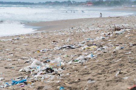 巴厘岛海滩上的垃圾和废图片