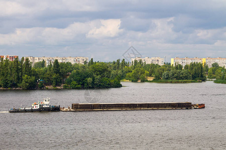 在乌克兰Dnieper河漂浮图片