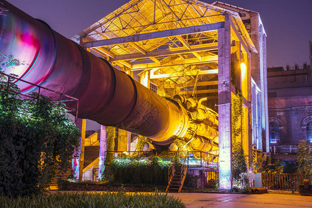 工厂建筑和工业设备在晚间图片