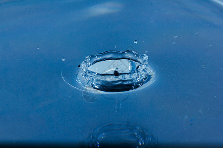 水滴蓝色的水滴溅起水滴特写图片