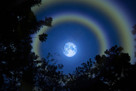 月亮光晕双彩虹剪影草和五颜六色的天空图片