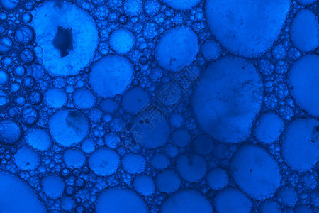 精美的蓝色泡在水中极致抽象自然背景图片