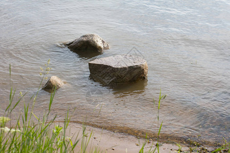海滩上的海浪冲洗了一大块石头舒图片