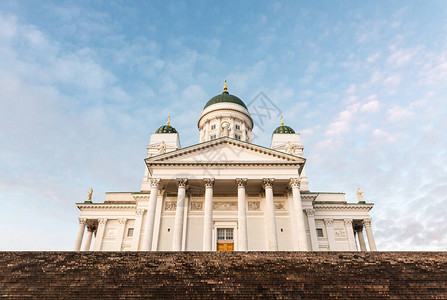 赫尔辛基Luteran大教堂的低角度视野图片