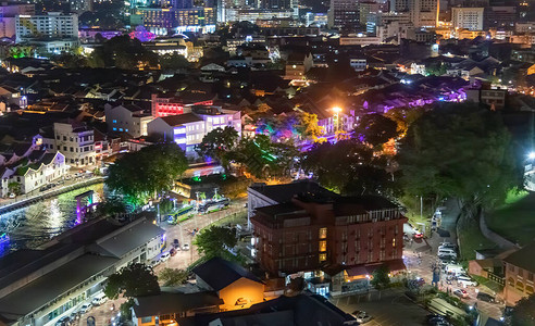 马六甲夜天际线的鸟瞰图马六甲历史市中心已被列为马来西亚联合国教科文图片
