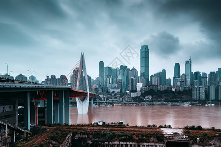 蓝天下重庆近水市区风景背景图片