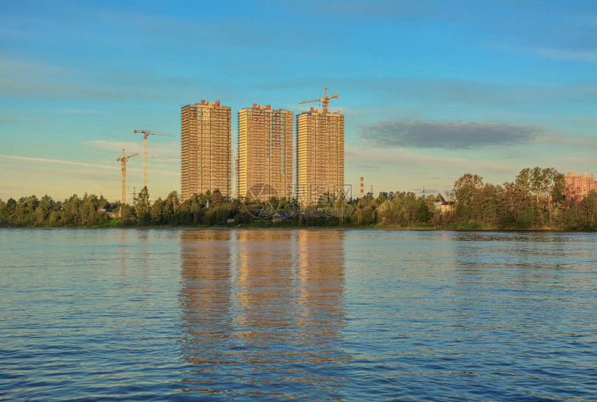 河岸上新建的高层建筑图片
