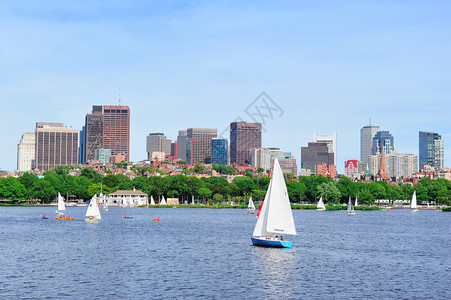 波士顿查尔斯河和城市的天际摩天大楼还有蓝天在查尔斯河图片