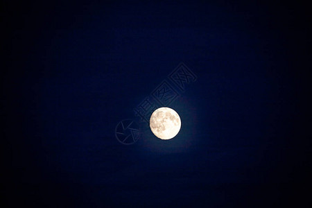夜晚的月亮升起在深蓝色的天空中图片