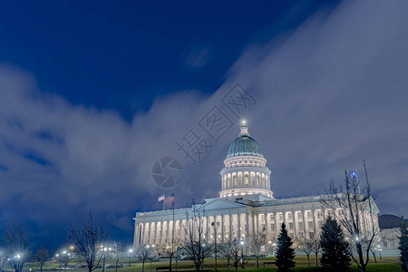 犹他州首都大楼在盐湖城的天空和云层中发光图片