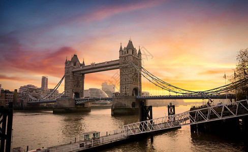 日落在大塔桥上空经过英国伦敦泰晤士图片