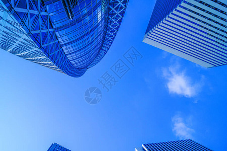 摩天大楼和新宿的蓝天背景图片