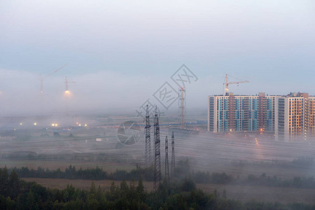 城市建筑工地的晨雾图片