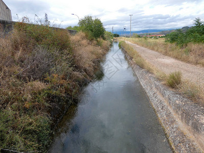 灌溉的运河充斥着水流图片