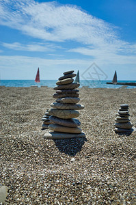 碎石海滩上的金字塔象征着稳定和谐平衡浅图片