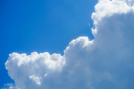 夏季雷雨云和蓝天图片