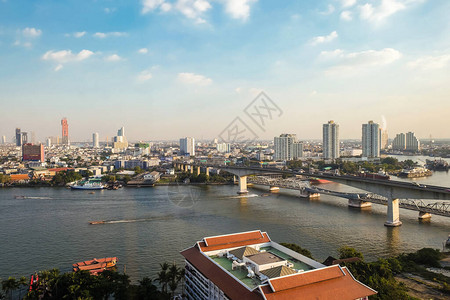 泰国曼谷清晨河边现代建筑的图片