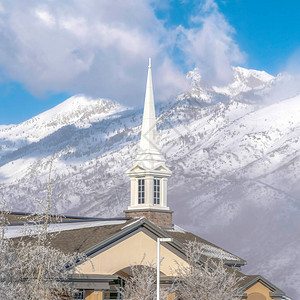 广丽的白雪景象覆盖了瓦萨奇山图片