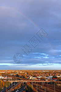 秋季城市上空的彩虹图片