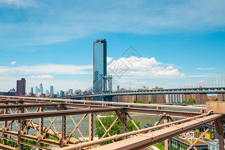 纽约市布鲁克林大桥和下曼哈顿天梯图片
