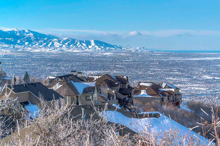 雪坡上的豪华家庭俯瞰山谷和瓦萨奇山图片