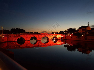 里米尼夜间古桥与湖图片