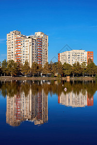 有树木和建筑物的湖图片