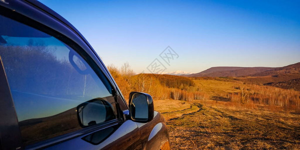 SUV在日落的喀尔图片