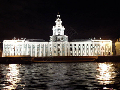圣彼得堡秋夜从涅瓦河上眺望图片