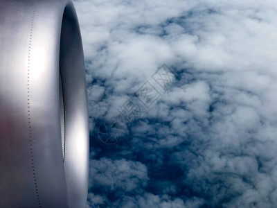 带云的客机发动机图片
