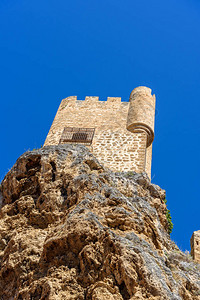 从低角度观察Frias城堡位于村图片