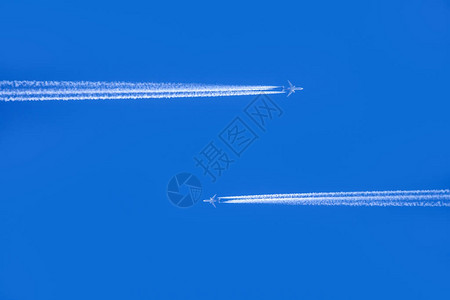 两架飞机相飞而过有天背景图片