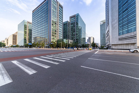 空荡的城市道路和建筑物图片