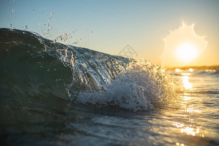 日出和海浪图片