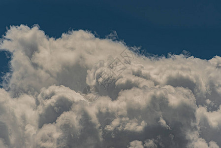 天空中的云彩天空布满云彩的奇妙景象多云天空的背景图片