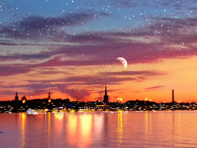 美丽浪漫的星夜和粉红色日落海上蓝天上的满月图片