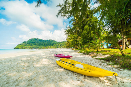 在美丽的热带海滩和海洋上的Kayak船图片
