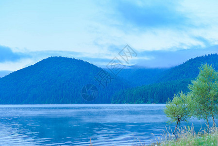 山湖风景图片