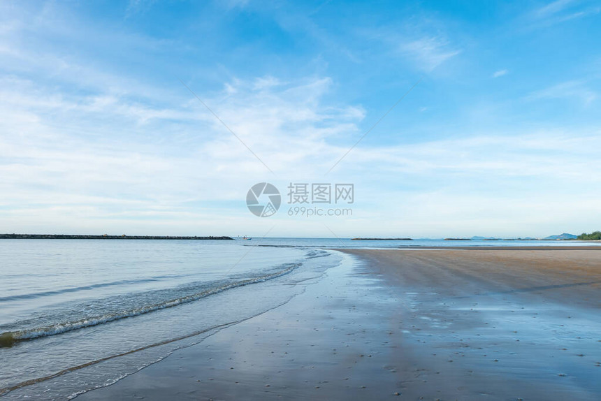 雨季清晨美丽的海洋和天空图片