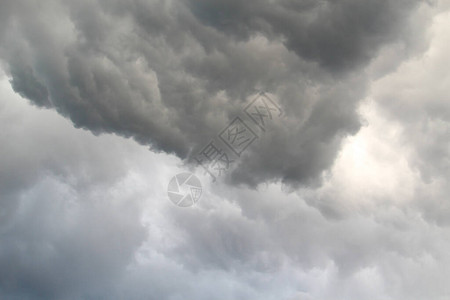 飓风阴云密布的天空图片