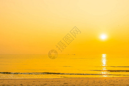 美丽的热带海洋的黄金日落图片