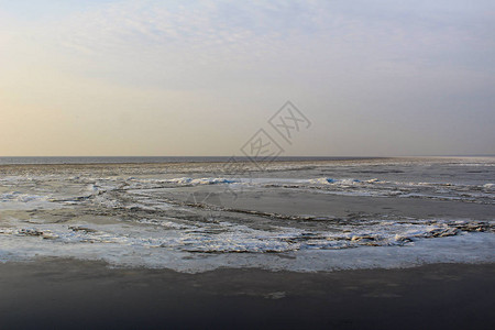 美丽的冰湖和寒冷的冬天空冰白湖的照片水库里的水结冰了浮冰又薄白天空是不同的颜色背景图片
