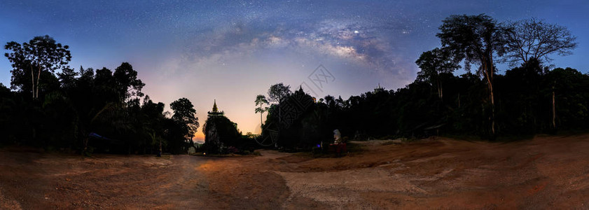 全景日出前黄昏时树影之上的银河山顶上图片