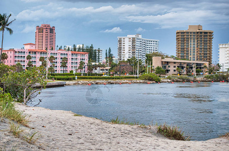 佛罗里达州南纳特公园水面上建筑和植被的博卡拉顿入口图片