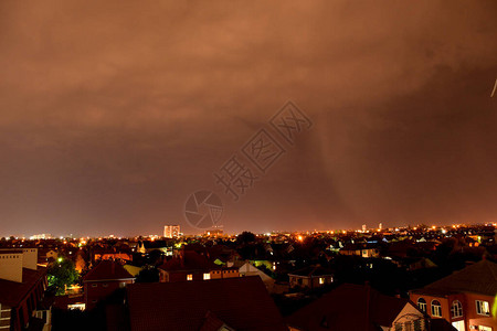 夜市上方的天空暴风雨图片