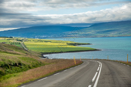 横跨冰岛海岸线图片