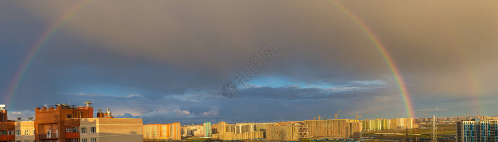 城市上空的早晨彩虹全景图片